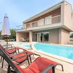 Дом отдыха 5 Bedroom Amazing In